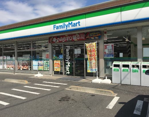 近くのコンビニまで619m（徒歩8分）