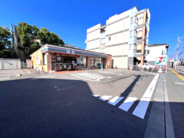 近くのセブンイレブン 徳島本町2丁目店まで752m（徒歩10分）