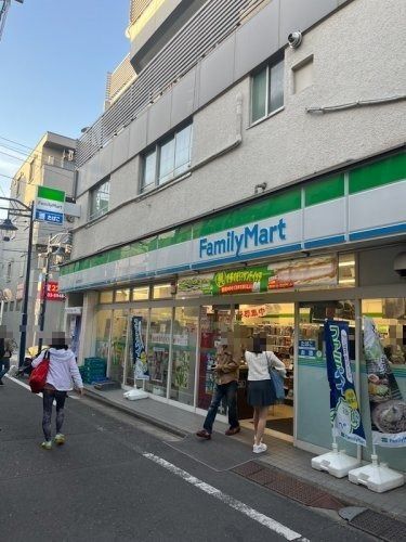 近くのファミリーマート 椎名町駅前店まで1,064m（徒歩14分）