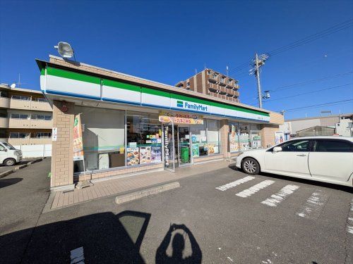 近くのファミリーマート 岩倉旭町一丁目店まで553m(徒歩7分)