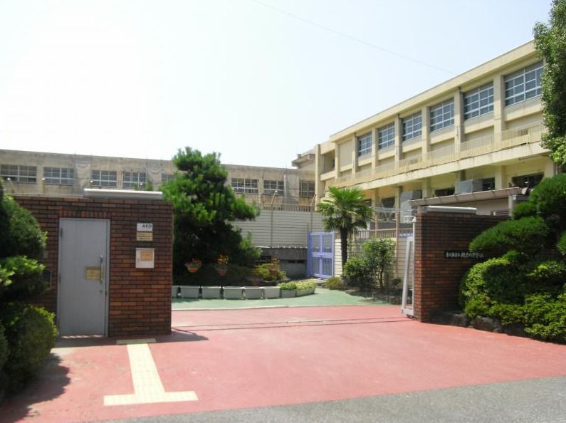 近くの東大阪市立縄手北中学校まで526m(徒歩7分)