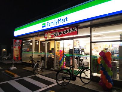 近くのファミリーマート 高松三条町店まで705m(徒歩9分)