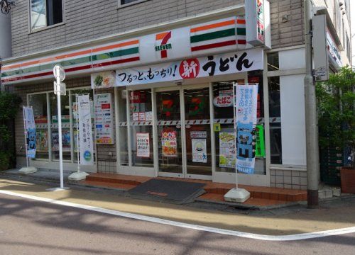 近くのコンビニまで1,025m（徒歩13分）