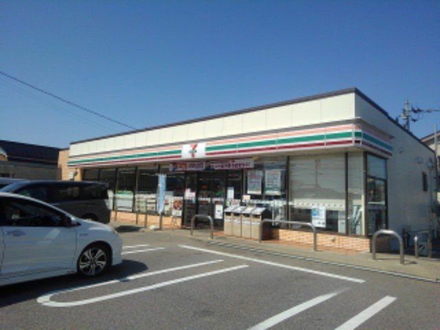 近くのセブンイレブン 高岡内免3丁目店まで209m（徒歩3分）