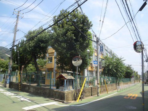 近くの神戸市立本山第一小学校まで410m(徒歩6分)
