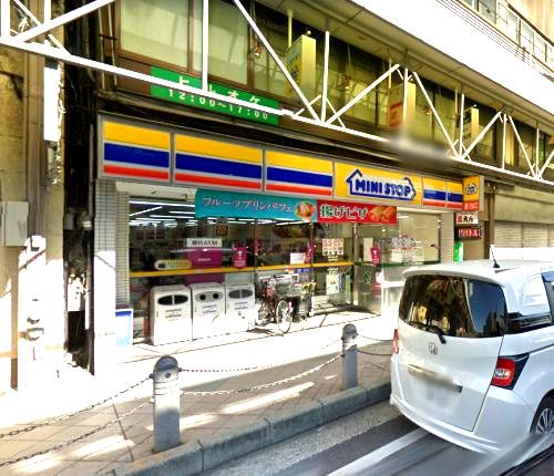近くのミニストップ衣笠駅前店まで304m(徒歩4分)