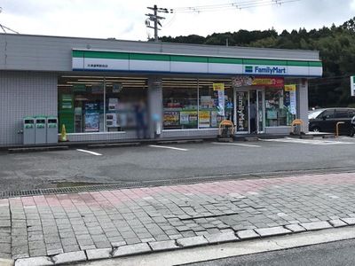 近くのファミリーマート 大津雄琴駅前店まで694m（徒歩9分）