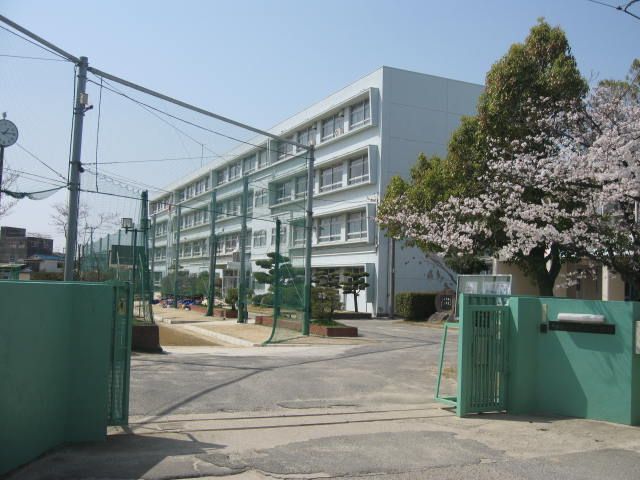近くの寝屋川市立第五中学校まで910m（徒歩12分）