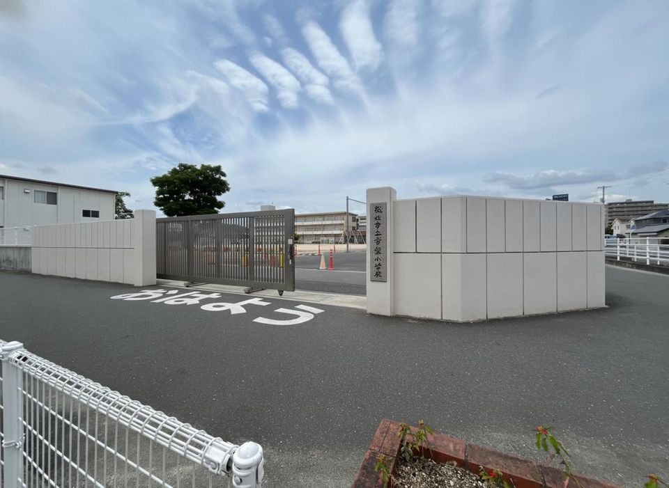 近くの総社市立常盤小学校まで514m(徒歩7分)