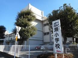 近くの前橋市立広瀬小学校まで1,923m（徒歩25分）