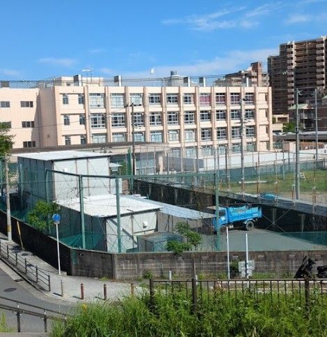 近くの大阪市立淀川中学校まで647m(徒歩9分)