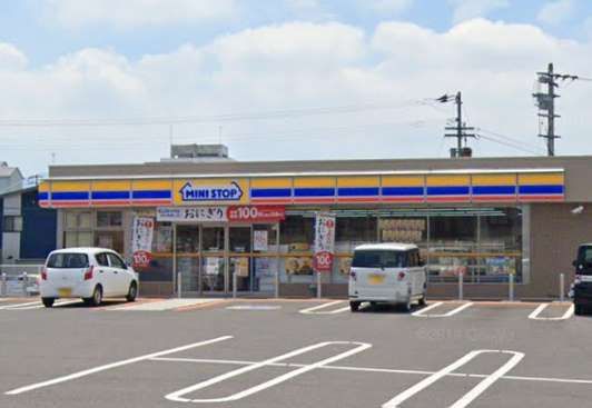 近くのミニストップ 三木平木店まで523m（徒歩7分）