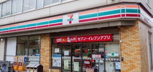 近くのセブンイレブン 阪急岡町駅前店まで186m(徒歩3分)