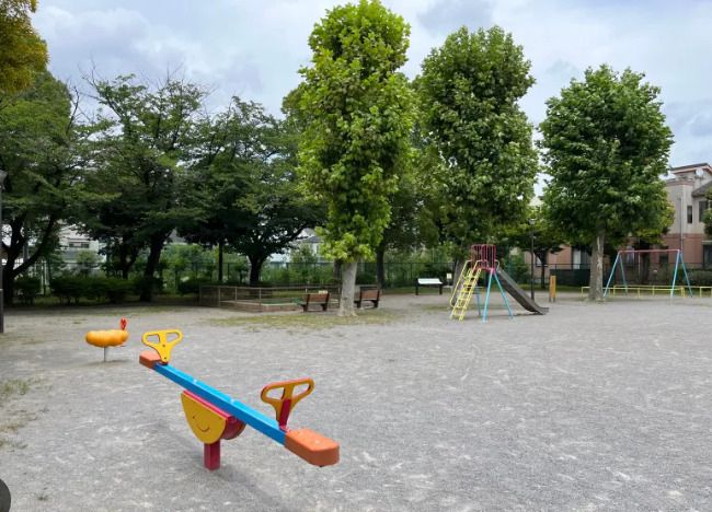 近くの足立区立若松公園まで366m(徒歩5分)