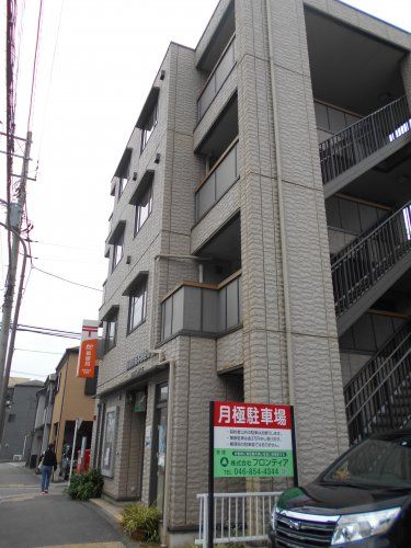 近くの横須賀坂本郵便局まで968m（徒歩13分）