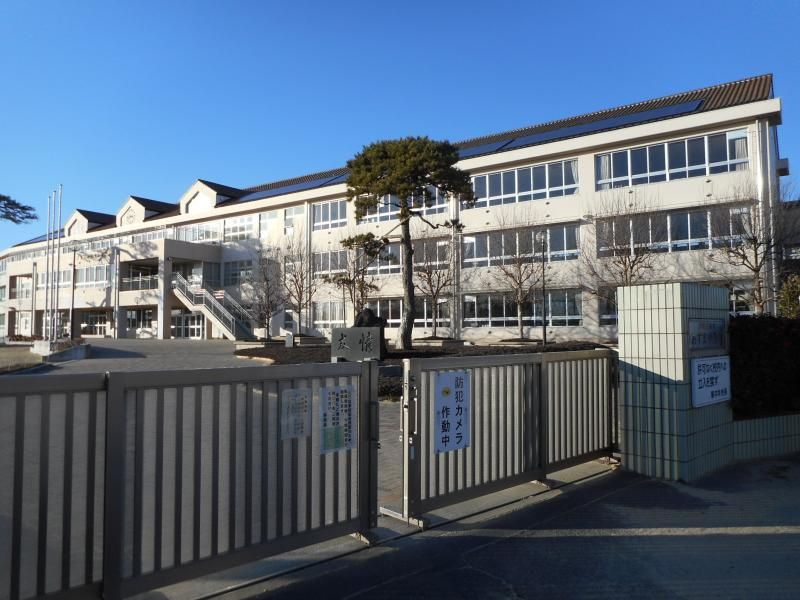近くの伊勢崎市立あずま中学校まで1,357m（徒歩17分）