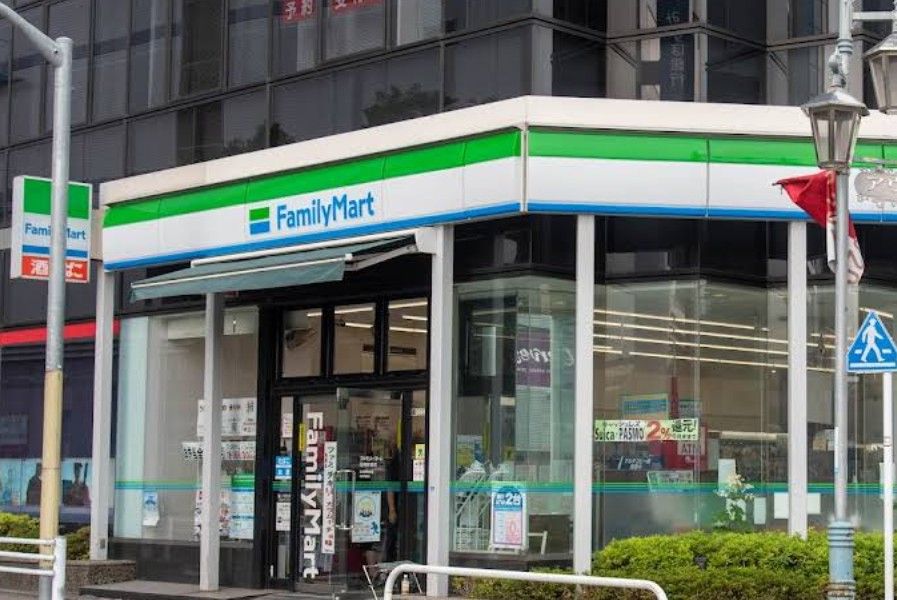 近くのファミリーマート 田無駅前店まで180m(徒歩3分)