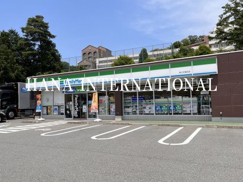 近くのファミリーマート 純心学園前店まで1,180m（徒歩15分）