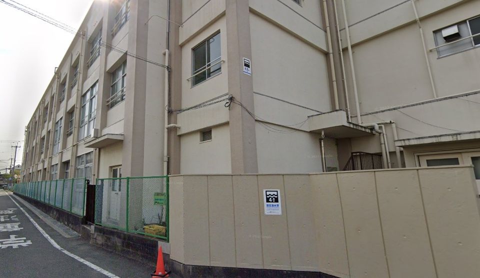 近くの味生小学校まで943m(徒歩12分)