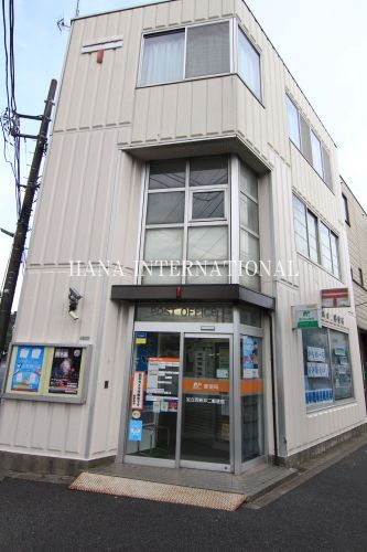 近くの足立西新井二郵便局まで970m(徒歩13分)
