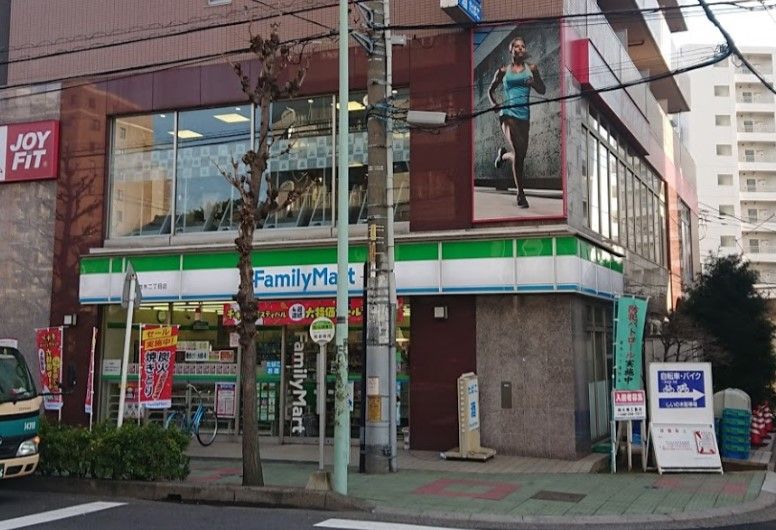 近くのコンビニまで894m（徒歩12分）