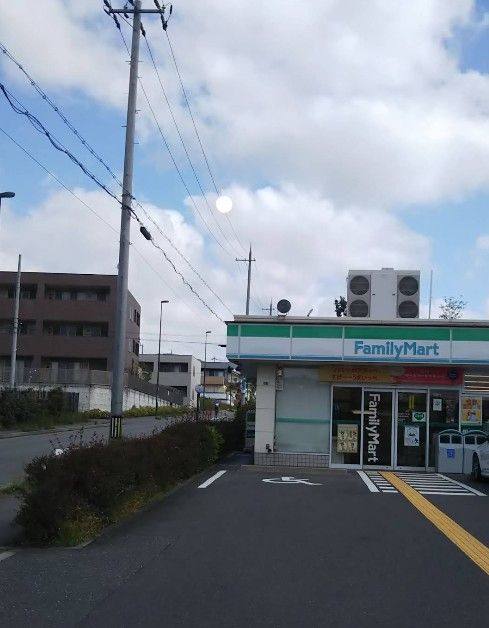近くのファミリーマート 彩都粟生南店まで461m(徒歩6分)