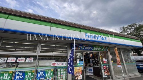 近くのファミリーマートまで1,817m（徒歩23分）