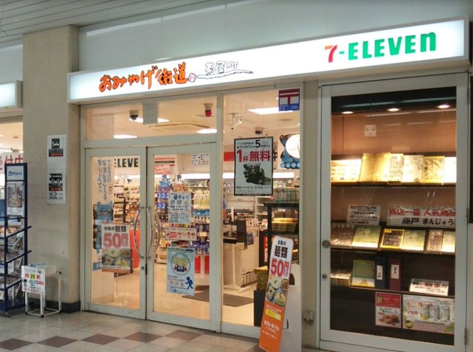 近くのセブンイレブン おみやげ街道茶屋町店まで879m（徒歩11分）