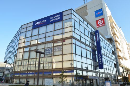 近くのみずほ銀行所沢支店まで759m（徒歩10分）