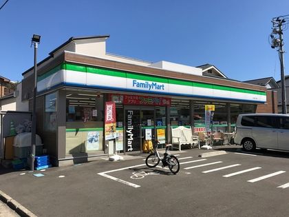 近くのファミリーマート　上杉四丁目店まで587m（徒歩8分）