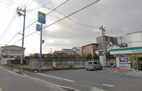 近くのファミリーマート大日東店まで365m（徒歩5分）