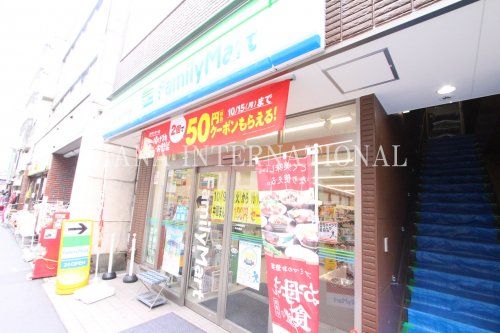 近くのファミリーマートまで884m（徒歩12分）