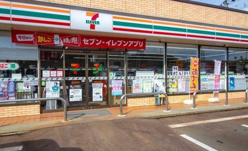 近くのセブンイレブン見附新町３丁目店まで511m（徒歩7分）