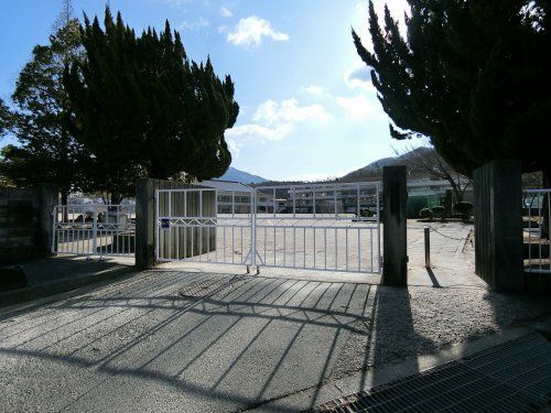 近くの呉市立昭和中央小学校まで1,200m（徒歩15分）