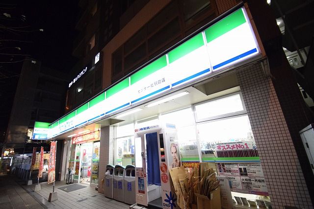 近くのファミリーマート センター北駅前店まで416m（徒歩6分）