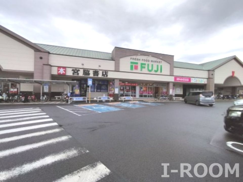 近くの宮脇書店フジ姫原店まで1,100m（徒歩14分）