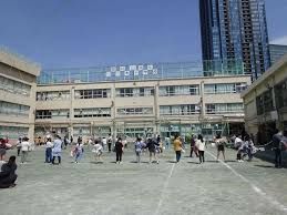近くの品川区立三木小学校まで74m（徒歩1分）
