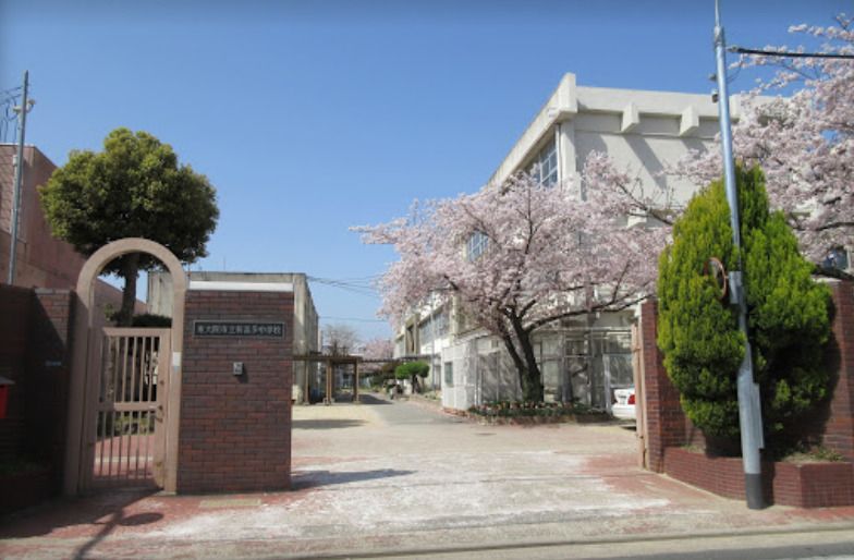 近くの東大阪市立新喜多中学校まで588m(徒歩8分)
