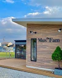 近くのMus‘Famまで8m（徒歩1分）