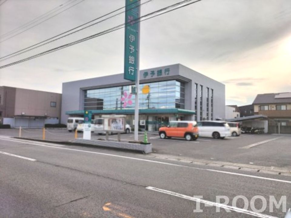 近くの伊予銀行岡田支店まで689m（徒歩9分）