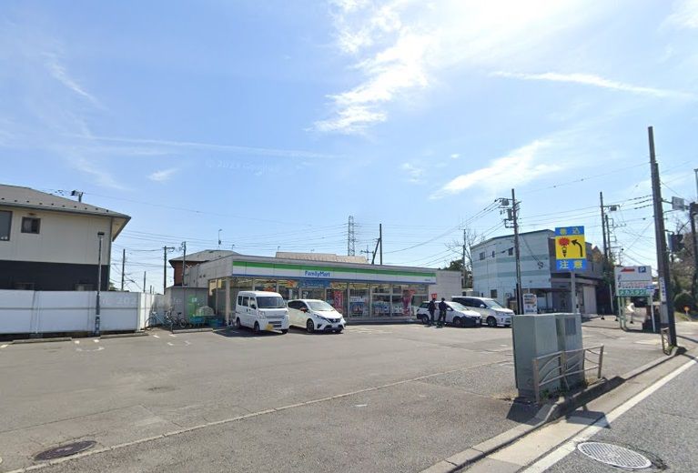 近くのファミリーマート 伊勢原桜坂店まで190m（徒歩3分）