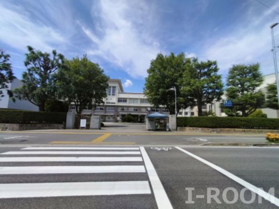 近くの愛媛県立松山東高校まで1,077m（徒歩14分）