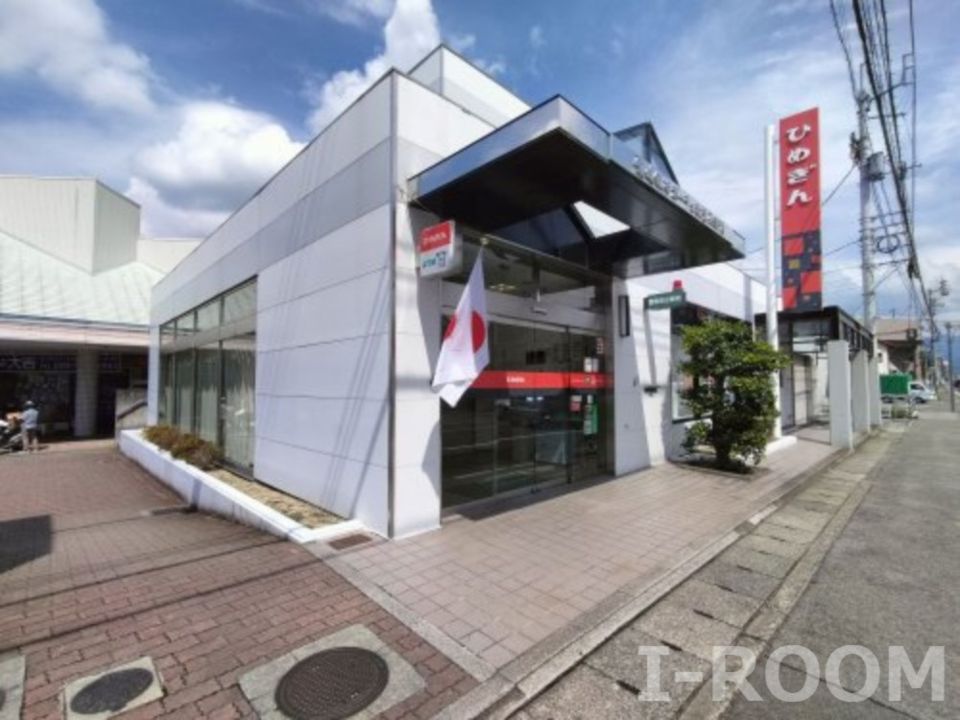 近くの愛媛銀行ボーチェ松末出張所まで366m（徒歩5分）