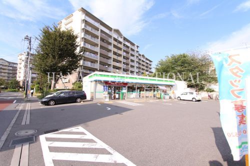 近くのファミリーマート三鷹台団地南店まで234m（徒歩3分）