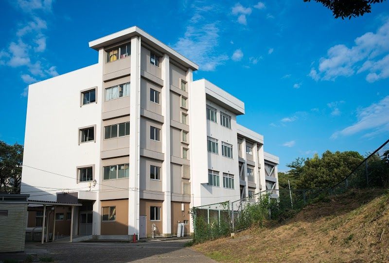 近くの横須賀市立浦賀中学校まで1,175m（徒歩15分）