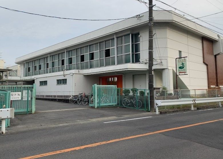 近くの小学校まで704m（徒歩9分）