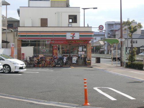 近くのセブンイレブン 大阪清水駅前店まで49m（徒歩1分）