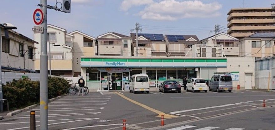 近くのファミリーマートまで471m（徒歩6分）