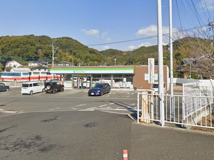 近くのファミリーマート川棚新谷店まで358m(徒歩5分)
