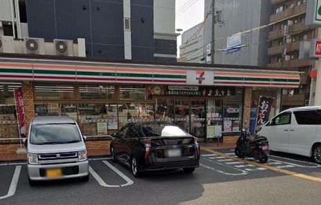 近くのコンビニまで738m（徒歩10分）